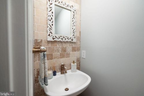 2456 Garnett Dr, Alexandria VA  22311-4908 exterior