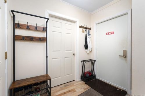 19 John St, Enfield CT 06082-3706 exterior