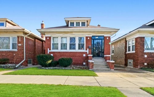 8111 Oglesby Ave, Chicago, IL 60617-1136