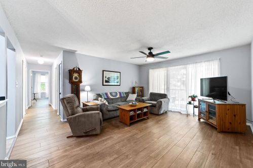 72 Holly Ct, Trenton NJ 08619-4636 exterior