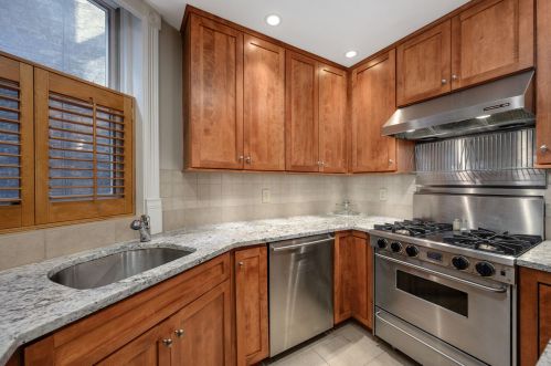 619 Belden Ave, Chicago IL 60614-3305 exterior