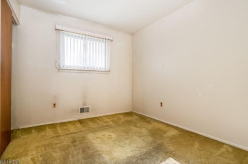 5 Hillside Dr, Clinton NJ 08809-1213 exterior