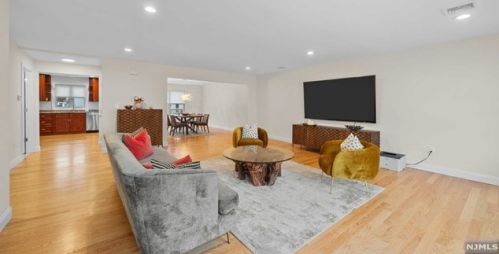 12 Washington Pl, Outwater, NJ 07026-3118