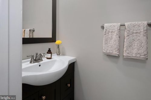 9 Cliveden Ct, Trenton NJ 08648-1400 exterior