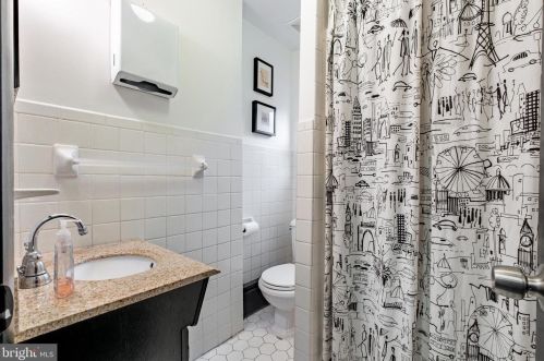 526 Girard Ave, Philadelphia PA 19130-1617 exterior