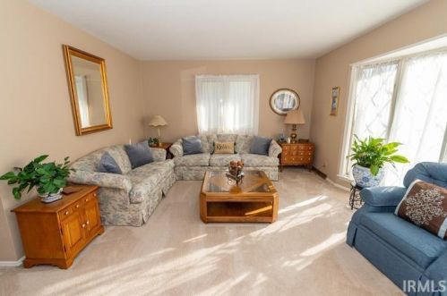 140 Manchester Dr, Mishawaka IN 46544-3526 exterior