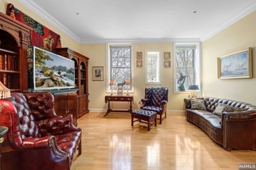 5203 Rio Vis Dr, Mahwah NJ 07430-4511 exterior