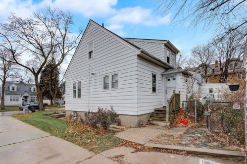 5946 40th St, Milwaukee WI  53209-3923 exterior