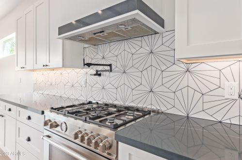 4239 42nd St, Phoenix AZ  85018-4207 exterior