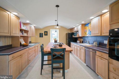 104 Harvey St, Philadelphia PA 19144-3818 exterior