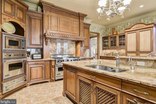 896 Alvermar Rdg Dr, Mc Lean VA 22102-1439 exterior