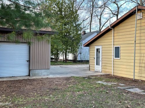 2087 Whitehall Rd, Meskegon MI 49445-1043 exterior