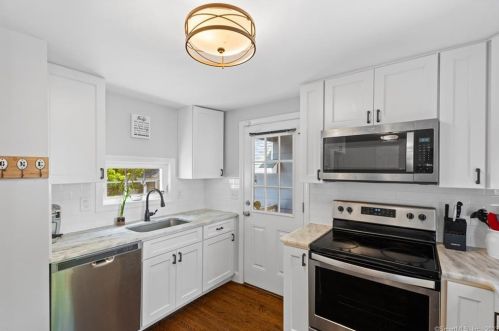 20 Bch St, North Haven CT 06473-3320 exterior