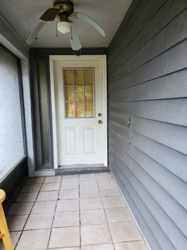 3244 Fox Lake Dr, Tampa FL  33618-1439 exterior