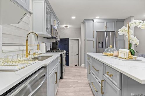 6126 Cambourne Rd, Dearborn Heights MI 48127-3916 exterior