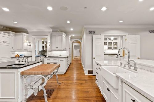 9303 Vly Hl Rd, Milwaukee WI 53217-1039 exterior