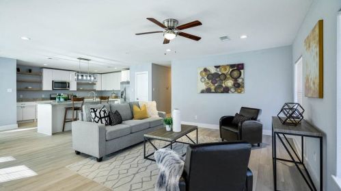 2755 Gladstone Dr, Dallas, TX 75211-5206