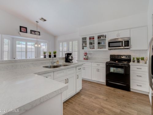 2124 Cathedral Rock Dr, Phoenix AZ 85045-1821 exterior