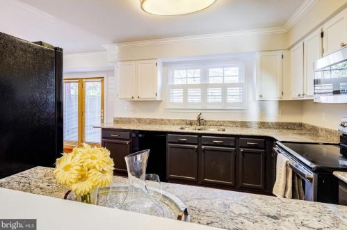 6026 Lands End Ln, Alexandria VA 22315-2669 exterior