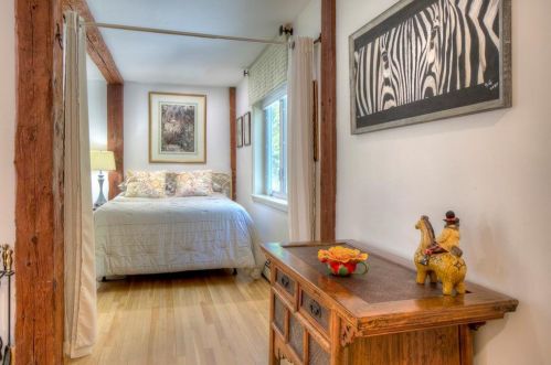 162 Rhode Is Ave, Middletown RI 02840-2761 exterior