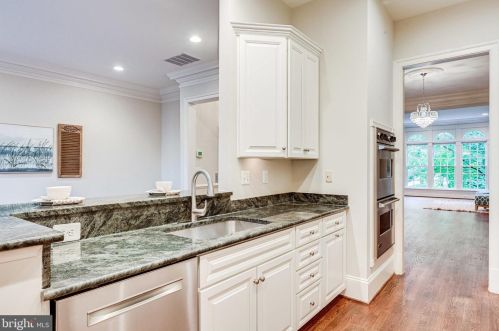 1402 Harvest Xing Dr, Mc Lean VA 22101-5650 exterior