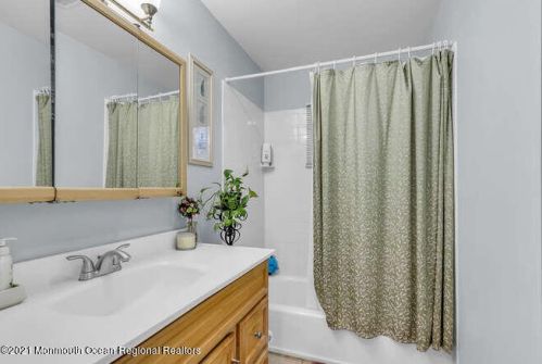 15 Mason Dr, Hazlet NJ 07730-2027 exterior