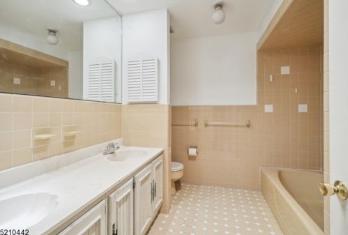 96 Rockledge Dr, Livingston NJ  07039-1121 exterior