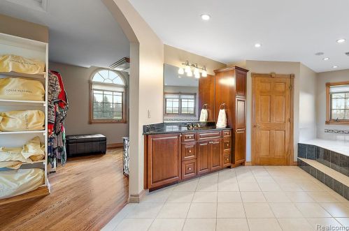 2384 Pebble Crk Dr, Rochester MI 48363-2228 exterior