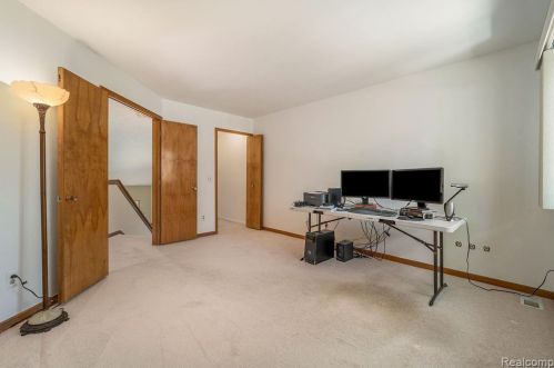 4082 Pinestead Dr, Walled Lake MI 48390-1344 exterior