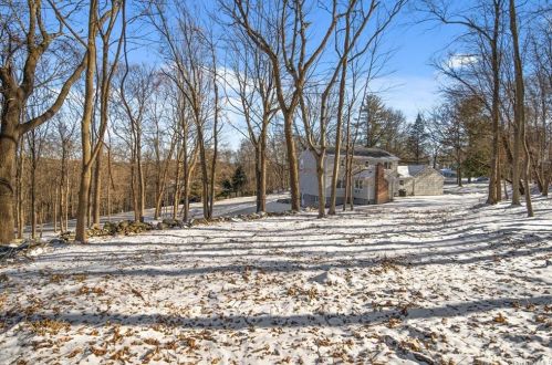 30 Woodcrest Dr, Armonk NY 10504-2904 exterior