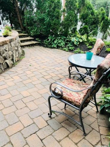 2 Leroy Ct, Commack NY  11725-1703 exterior