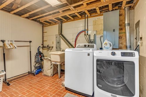 2374 Jenkinson Dr, Pittsburgh PA  15237-6620 exterior