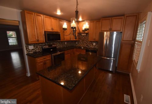 5913 Berkshire Ct, Alexandria VA  22303-1632 exterior