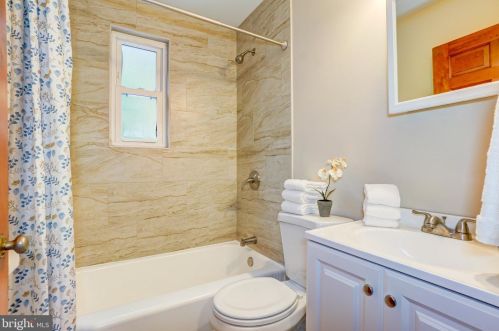 102 Mannakee St, Rockville MD 20850-1914 exterior