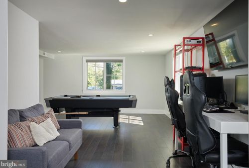 6825 Old Chesterbrook Rd, Mc Lean VA 22101-4408 exterior