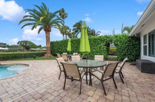 4795 Oak Cir, Boynton Beach FL 33436-5922 exterior