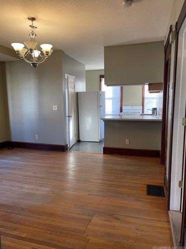 260 Main St, Meriden CT 06451-3859 exterior