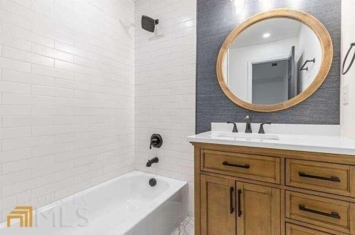 6160 Heards Creek Dr, Atlanta GA  30328-3635 exterior