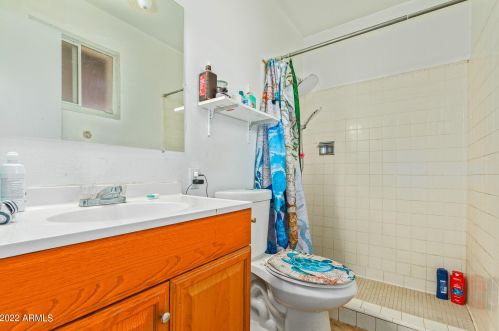 3340 Desert Cv Ave, Phoenix AZ 85028-3514 exterior