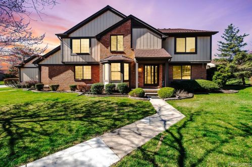 287 Mdw Brg Dr, Rochester MI 48307-3051 exterior