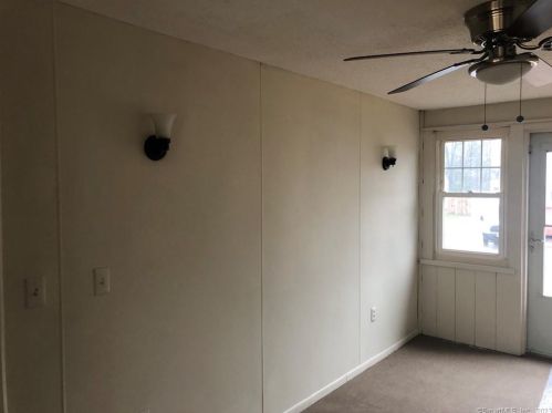 20 Elan St, Enfield CT 06082-5504 exterior