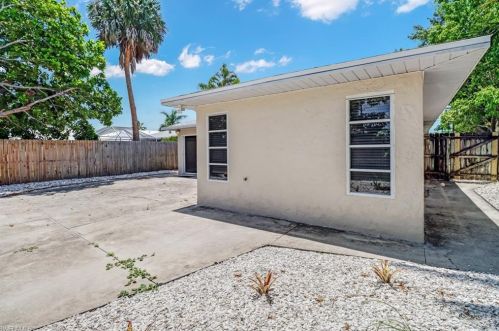 665 97 Ave, Naples FL 34108-2280 exterior