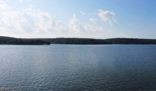 7 Elba Ave, Hopatcong NJ  07843-1807 exterior