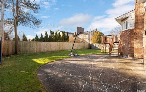 1045 Lawrence Ct, Valley Stream NY 11581-2709 exterior