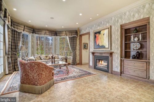 896 Alvermar Rdg Dr, Mc Lean VA 22102-1439 exterior