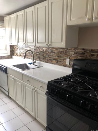 3 Park Pl, Valley Stream NY  11580-3000 exterior