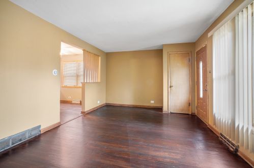 6827 Campbell Ave, Chicago, IL 60645-4607