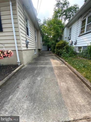 317 Oakland Ave, Camden NJ 08107-1211 exterior