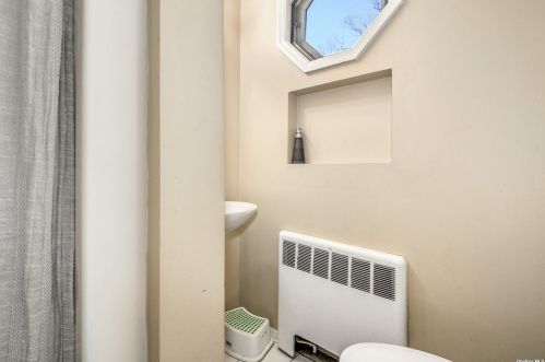 11 St, Huntington Station NY 11746-1332 exterior