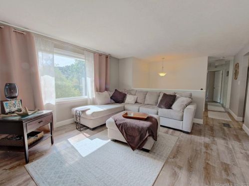 39 Tra Mart Dr, Uncasville CT  06382-1115 exterior